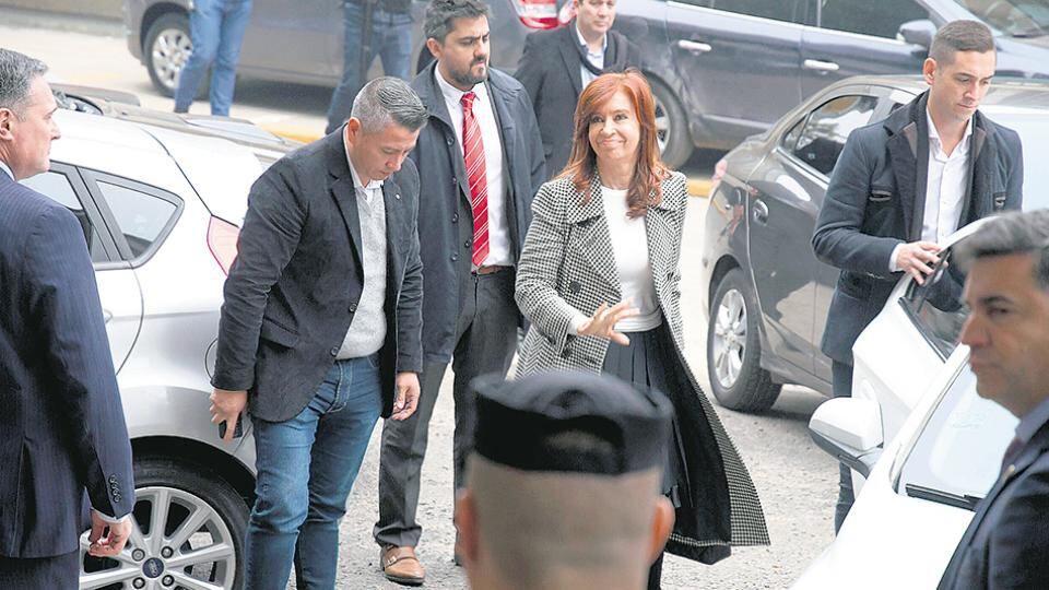 Cristina Kirchner reclama la suspensión del proceso.
