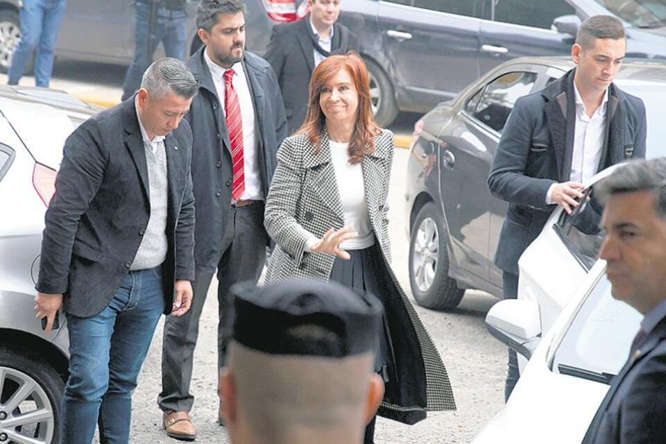 Cristina Kirchner reclama la suspensión del proceso.