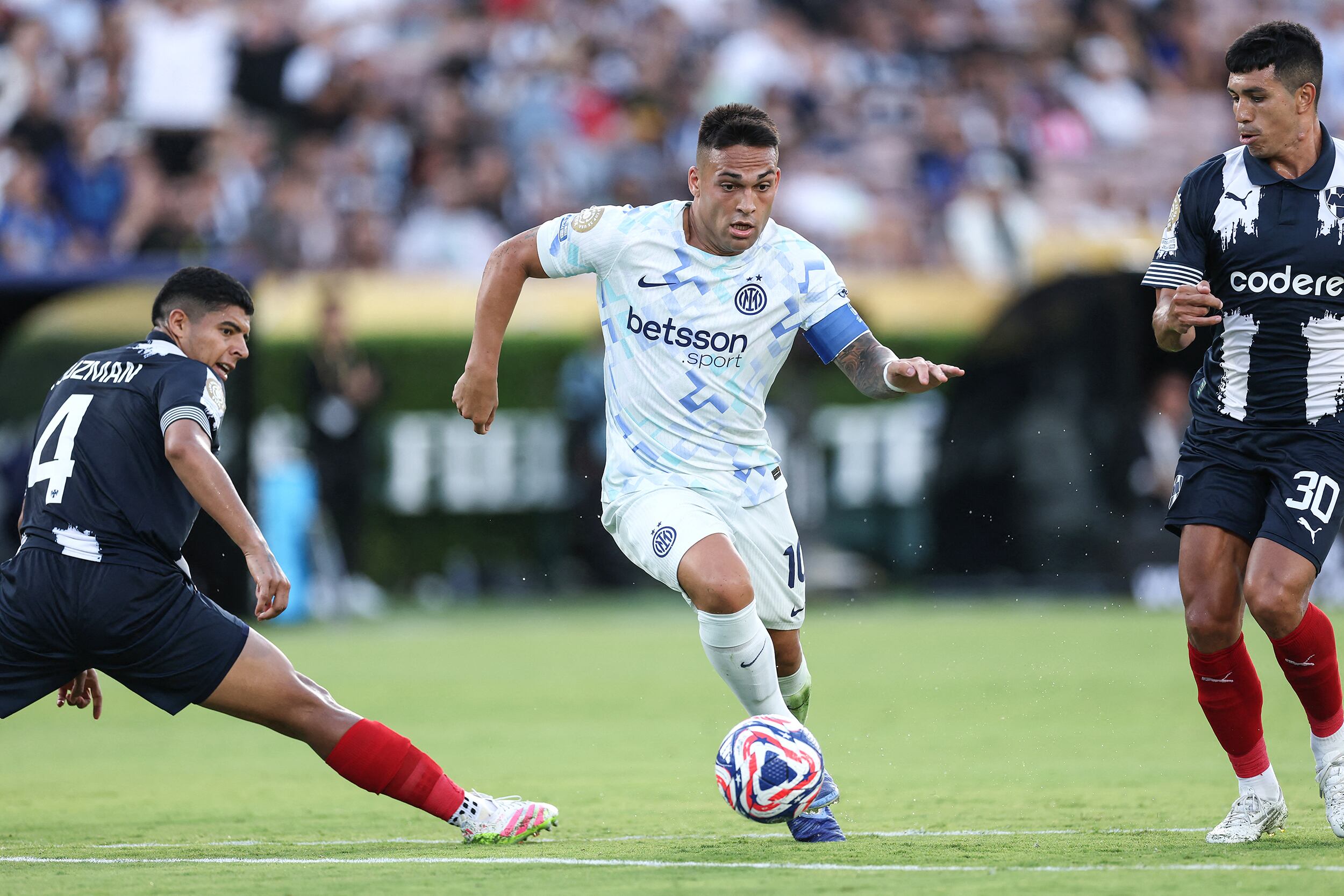 Lautaro Martínez, autor del gol de Inter, maniobra entre dos rivales