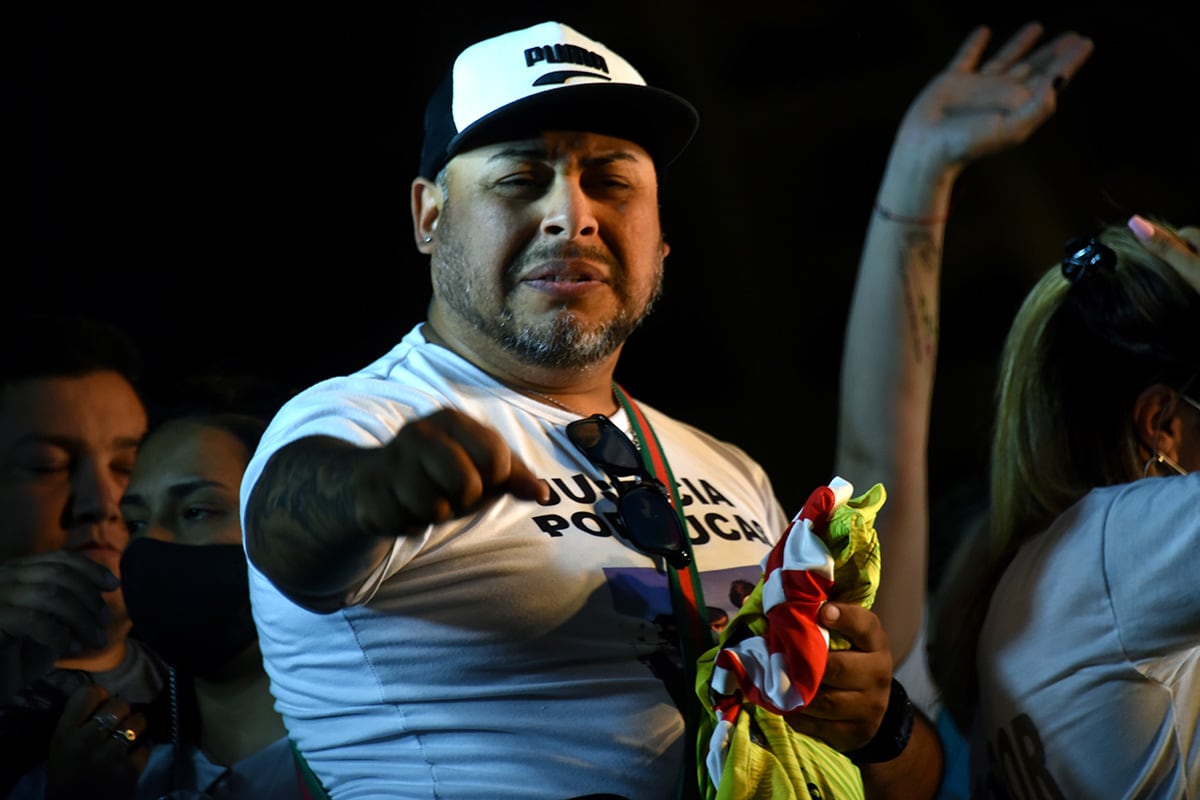 Héctor Mario "Peca" González, padre de Lucas frente a Tribunales pidiendo justicia por su hijo. 22 de noviembre de 2021.