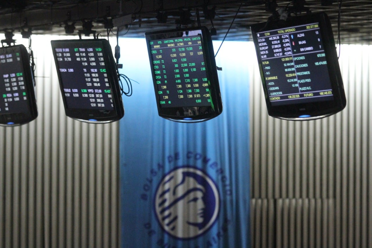 En la Bolsa, las acciones venían con una inercia alcista apostando a una victoria cerrada de Cambiemos.