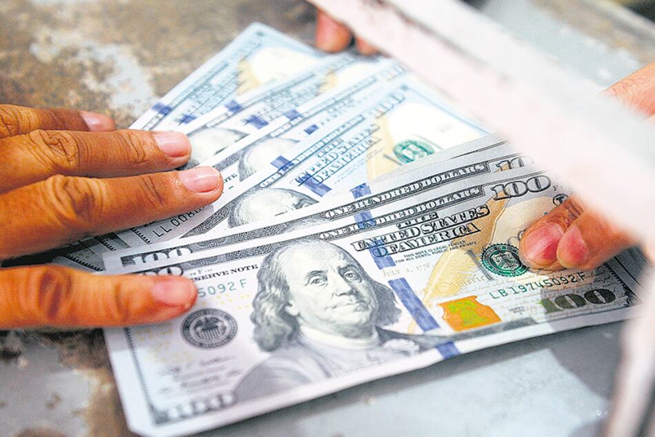 La venta de dólares billetes en febrero pasado se ubicó en 3186 millones, con un avance de 152 por ciento.