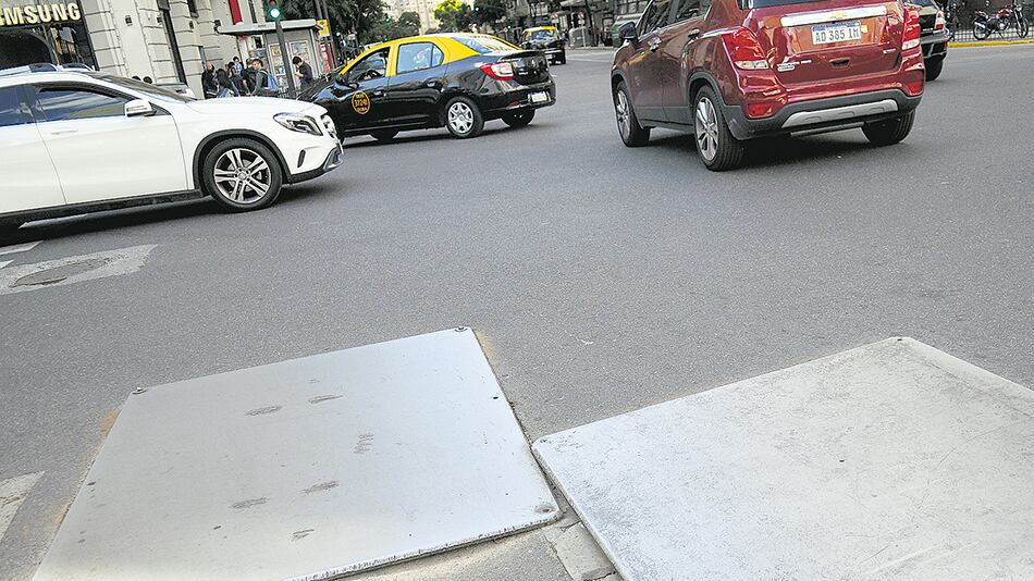 Los planchones aparecen sin previo aviso para conductores; los motoqueros son quienes más les temen.