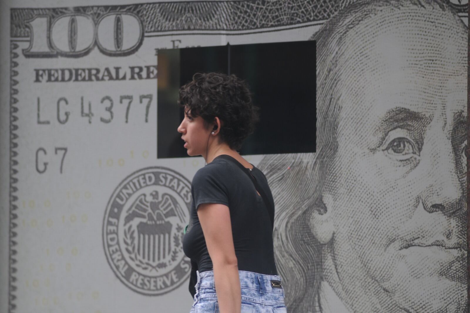 El dólar "contado con liquidación" se ubica en 373 pesos por unidad.