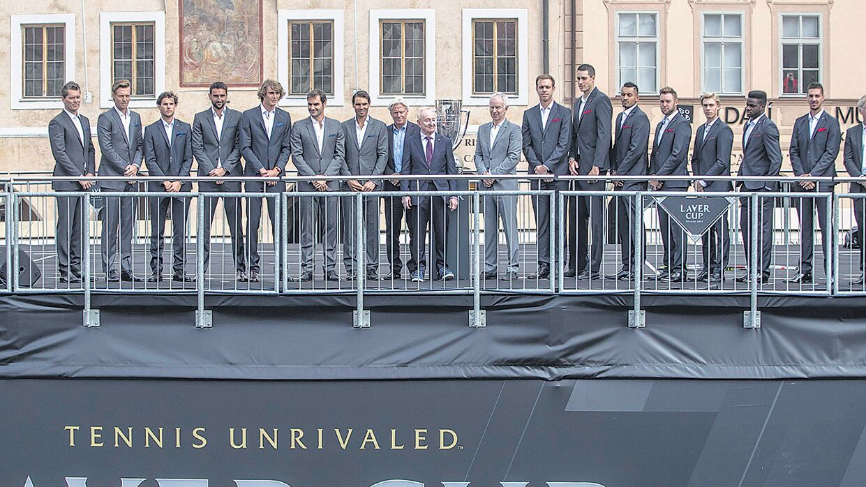 Los equipos que participarán de la Laver Cup posan en la presentación del torneo.