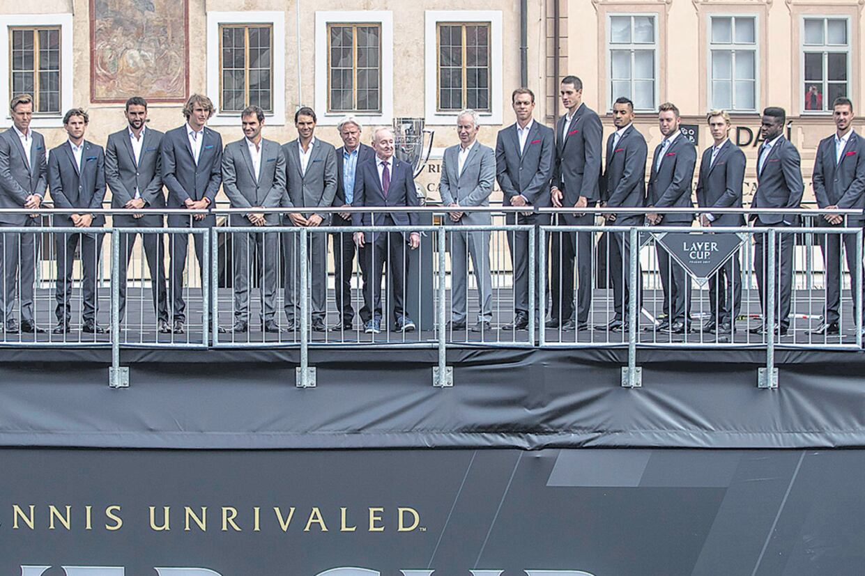 Los equipos que participarán de la Laver Cup posan en la presentación del torneo.