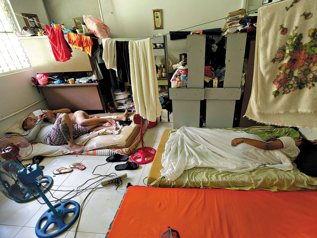 Cubanos en tránsito a EE.UU. descansan en un refugio de Cáritas de la capital panameña.