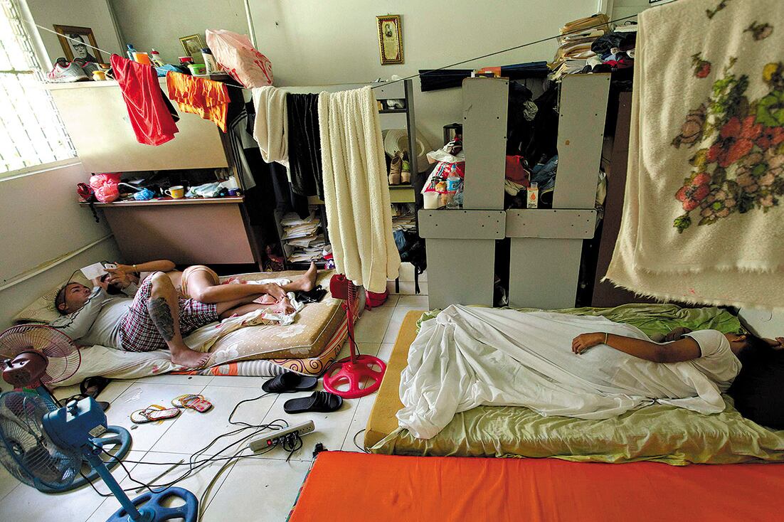 Cubanos en tránsito a EE.UU. descansan en un refugio de Cáritas de la capital panameña.