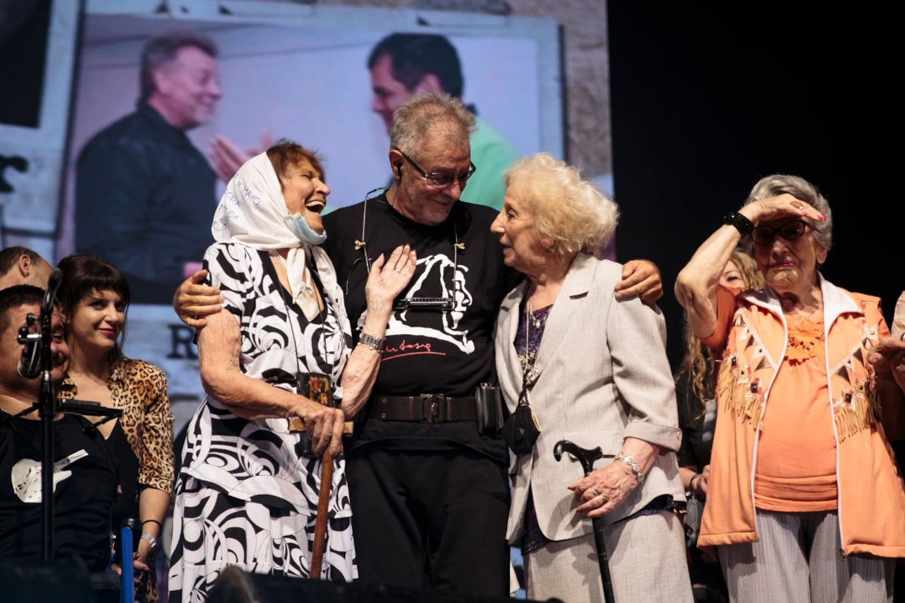 Gieco festejó con Taty Almeida, Estela de Carlotto y Delia Giovanola.