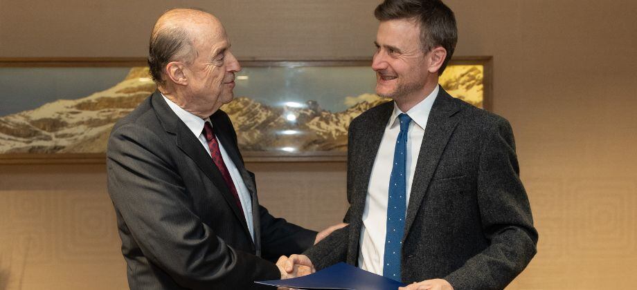 El ministro de Relaciones Exteriores de Colombia, Álvaro Leyva, saluda a George Hodgson, embajador británico en Colombia.