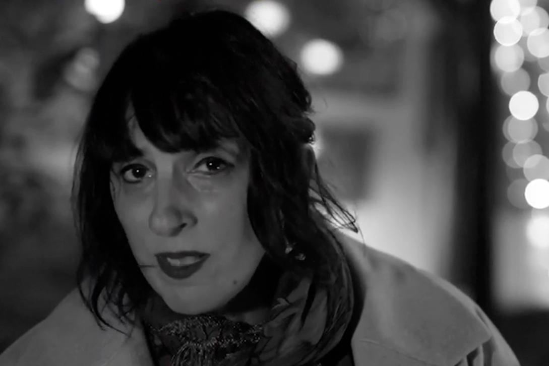 Angela Lugrin, escritora y cantante de una banda punk.