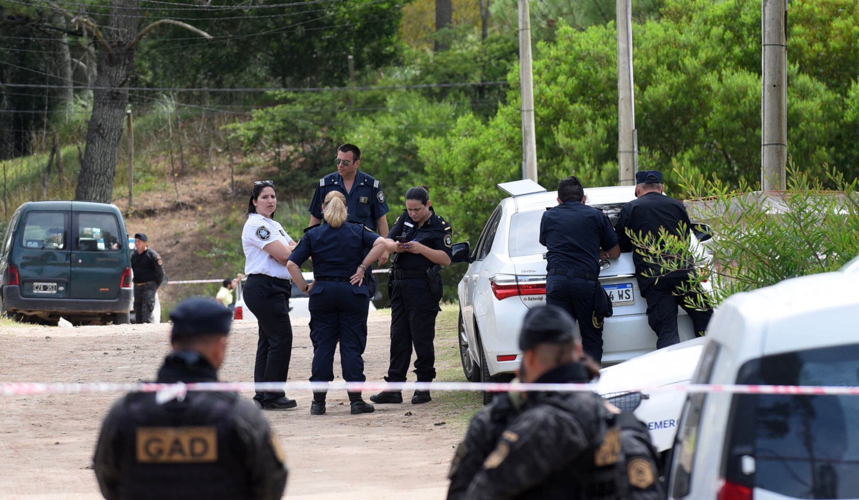 el femicida usó la misma arma para suicidarse en el lugar, todo con los hijos de ambos, de 13 y 8 años, presentes en el domicilio