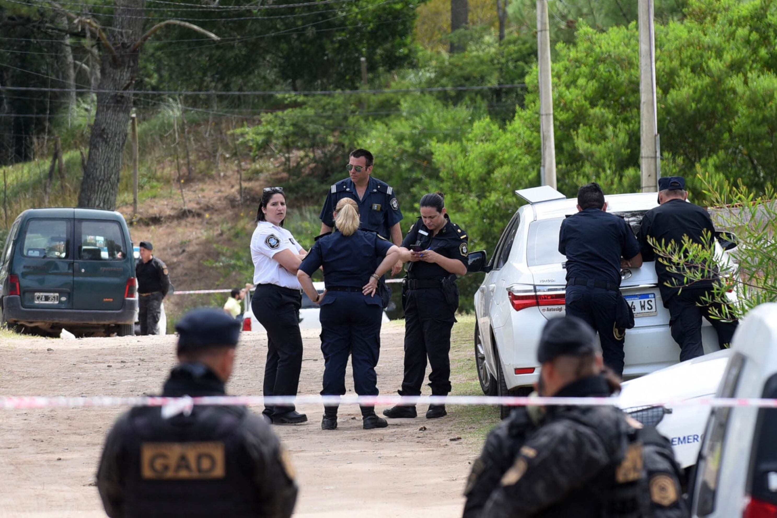 el femicida usó la misma arma para suicidarse en el lugar, todo con los hijos de ambos, de 13 y 8 años, presentes en el domicilio