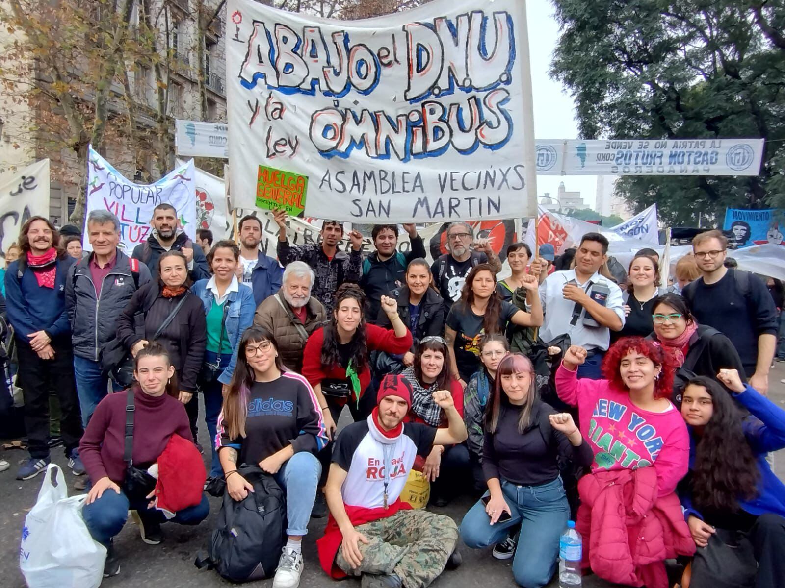 La asamblea de vecinos de San Martín manifestándose contra la Ley que se aprobó el miércoles.