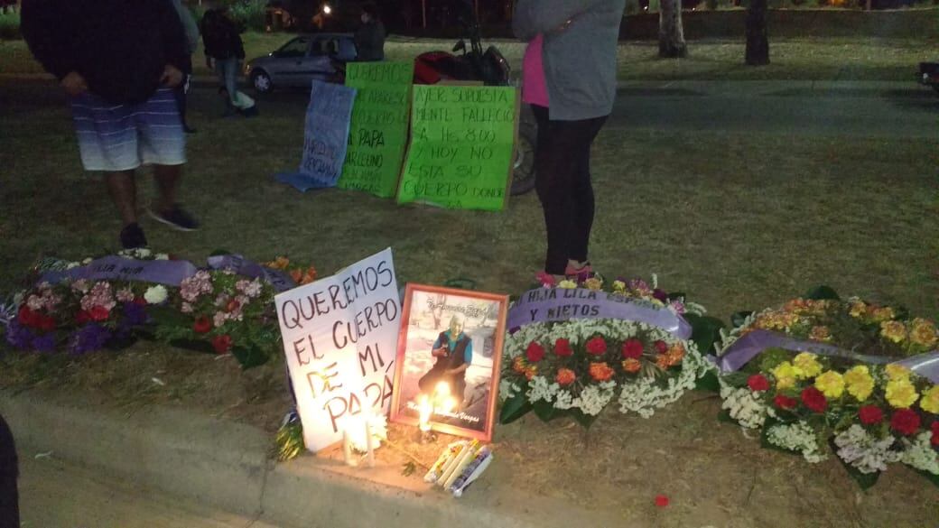 Anoche los hijos de Vargas seguían esperando respuestas frente al Hospital de Campaña