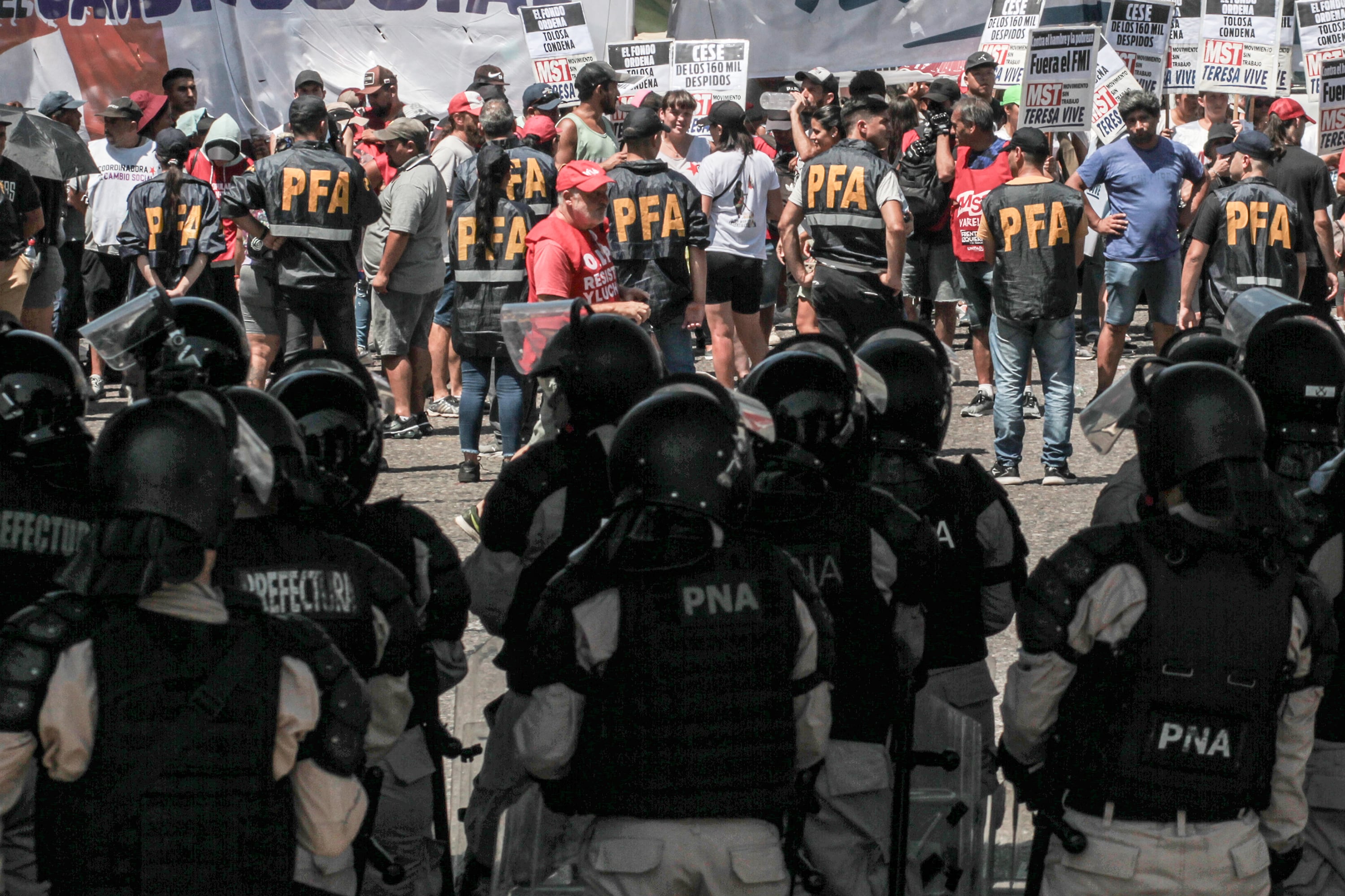 Guardia de infantería vigilando manifestantes (archivo)