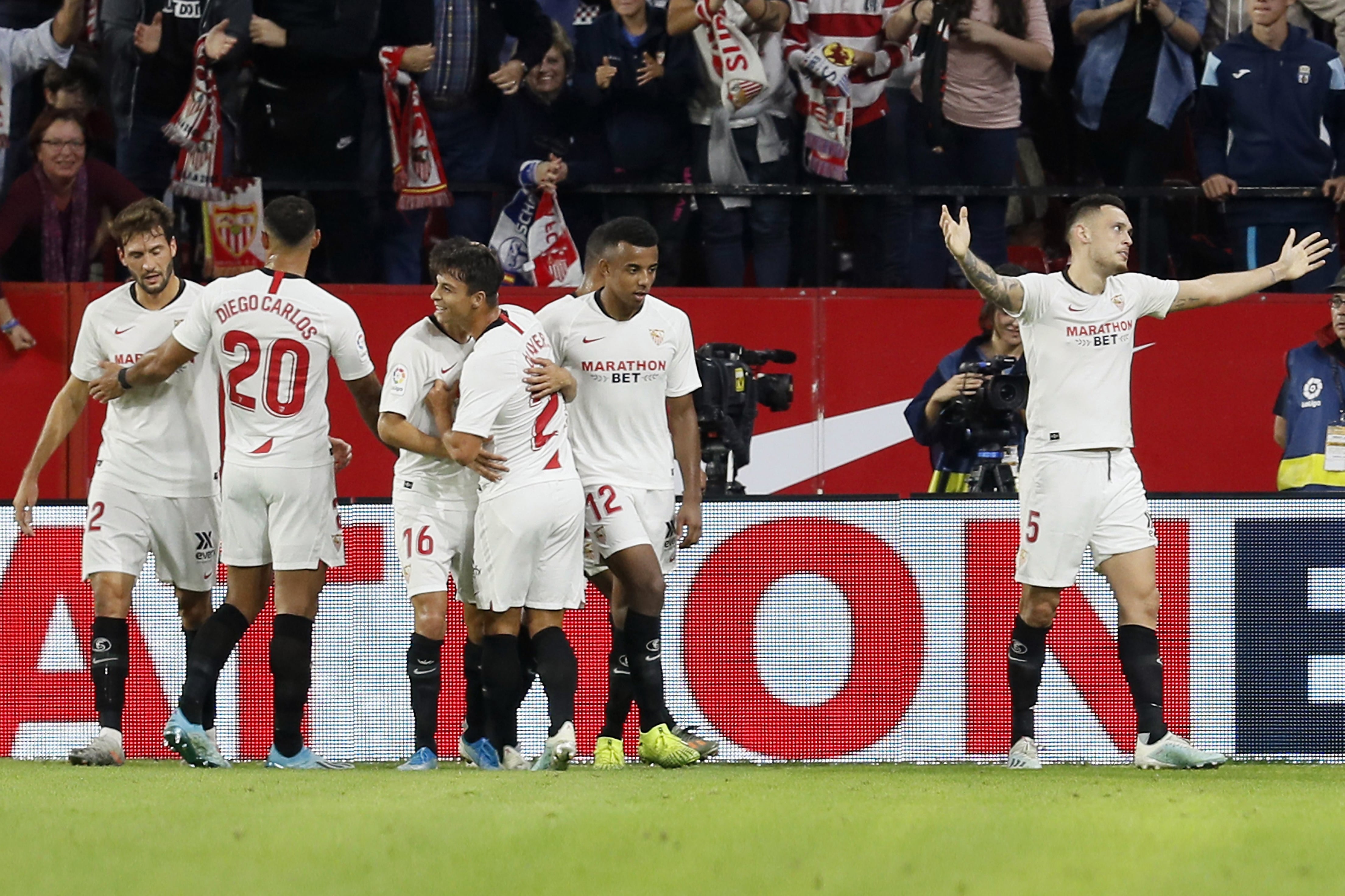 Lucas Ocampos y Franco Vázquez, de Sevilla.