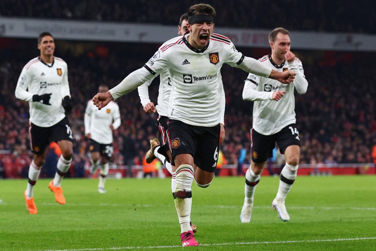 Lisandro Martínez deja la vida en cada jugada, y también en los festejos