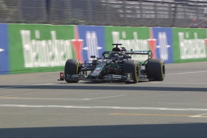 Hamilton giró a casi 265 kilómetros por hora para marcar la pole position.