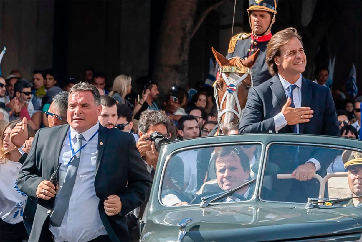Astesiano, a la izquierda, junto al presidente Lacalle Pou. 