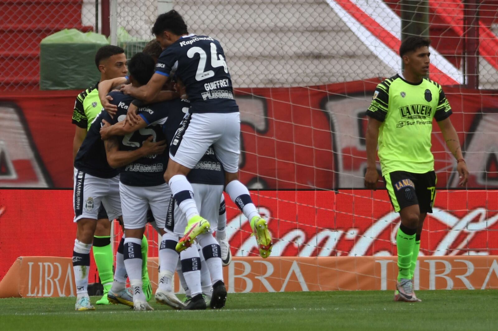 Gimnasia festeja en uno de sus dos goles en el Ducó.