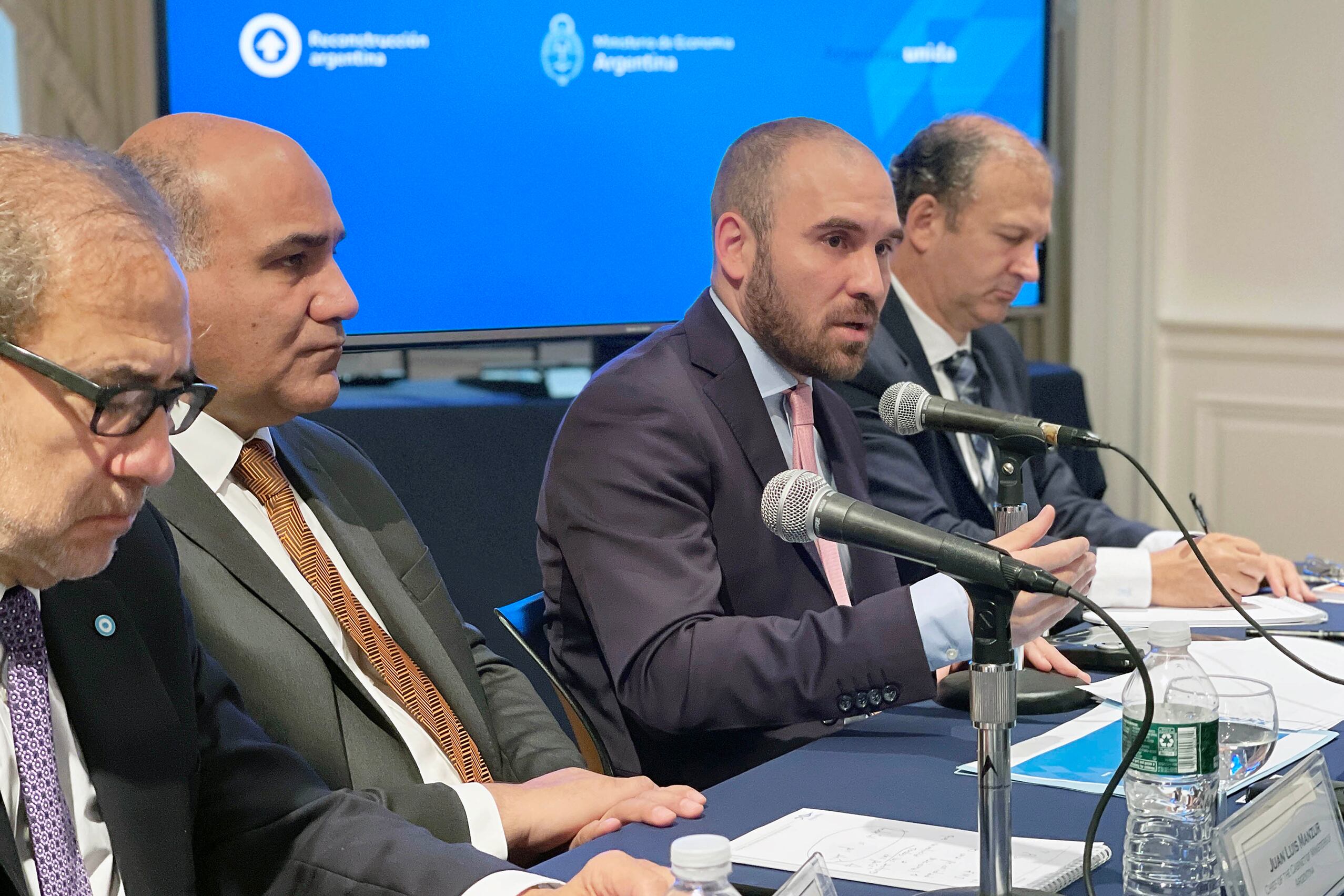 El ministro de Economía respondió preguntas de parte del sector privado.