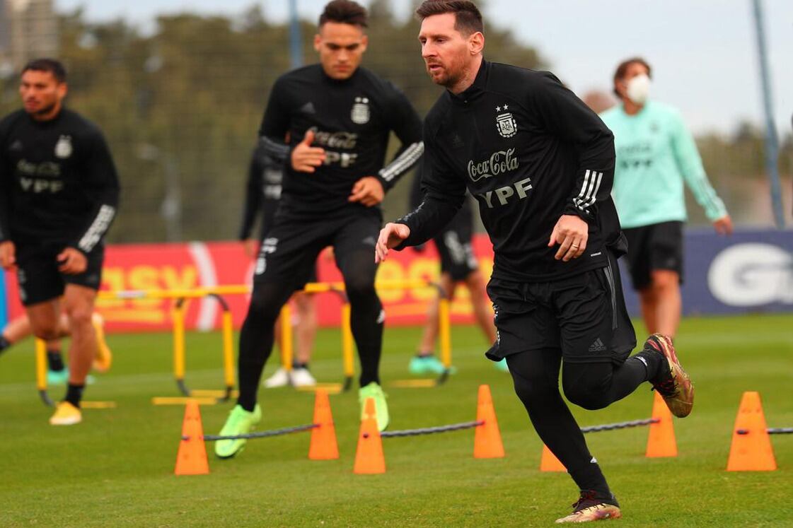 Messi y Martínez, de fondo, dos fijas del ataque albiceleste