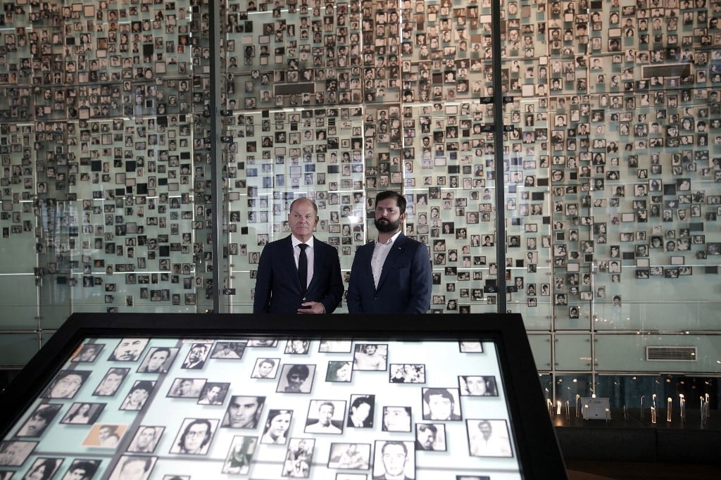 Gabriel Boric y Olaf Scholz en el Museo de la Memoria y los Derechos Humanos  en Chile