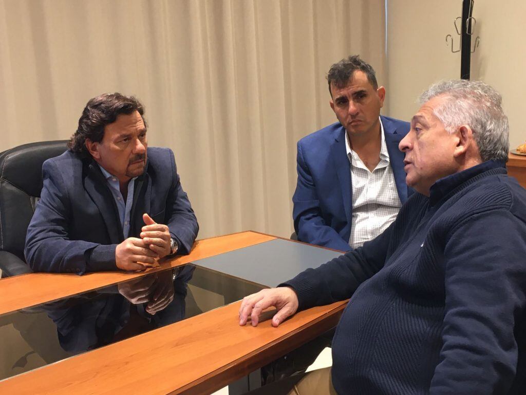 Sáenz junto a Carlos Rodas y Pablo López (UTHGRA).