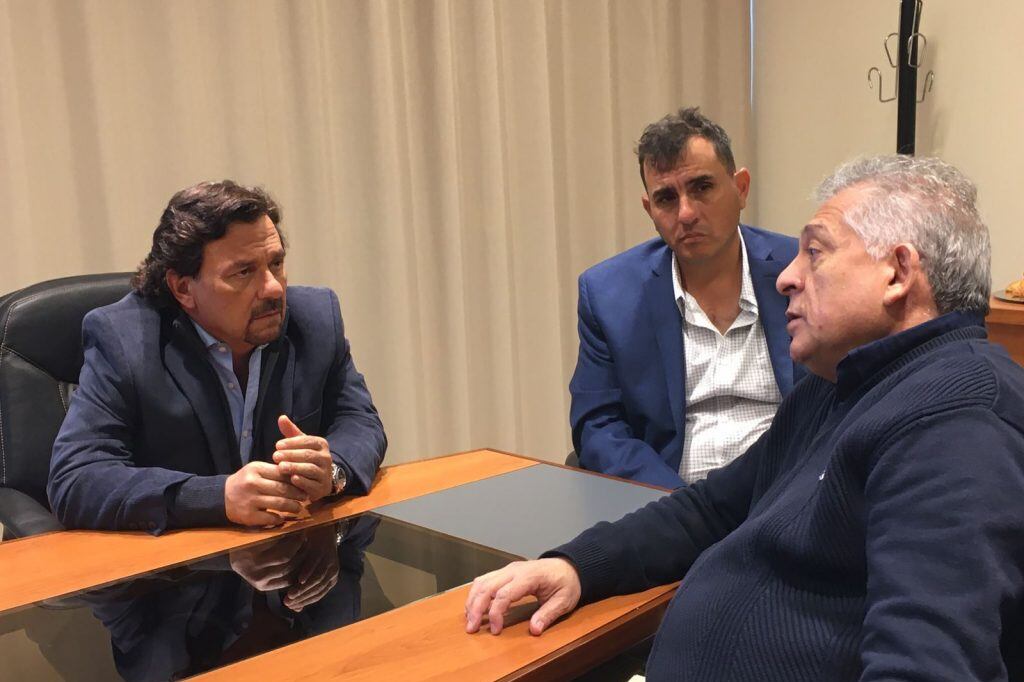 Sáenz junto a Carlos Rodas y Pablo López (UTHGRA).