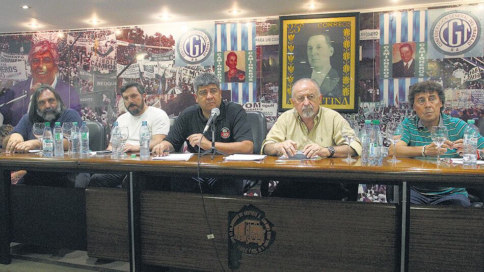 La mesa del plenario realizado ayer en la sede de Camioneros que ratificó la movilización a la 9 de Julio.