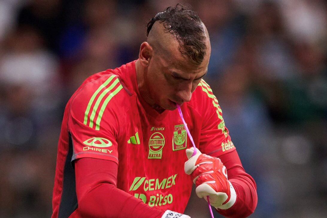 El arquero argentino imitó al "Dibu" con trucos para desorientar al rival. (Foto: Twitter/@TigresOficial)