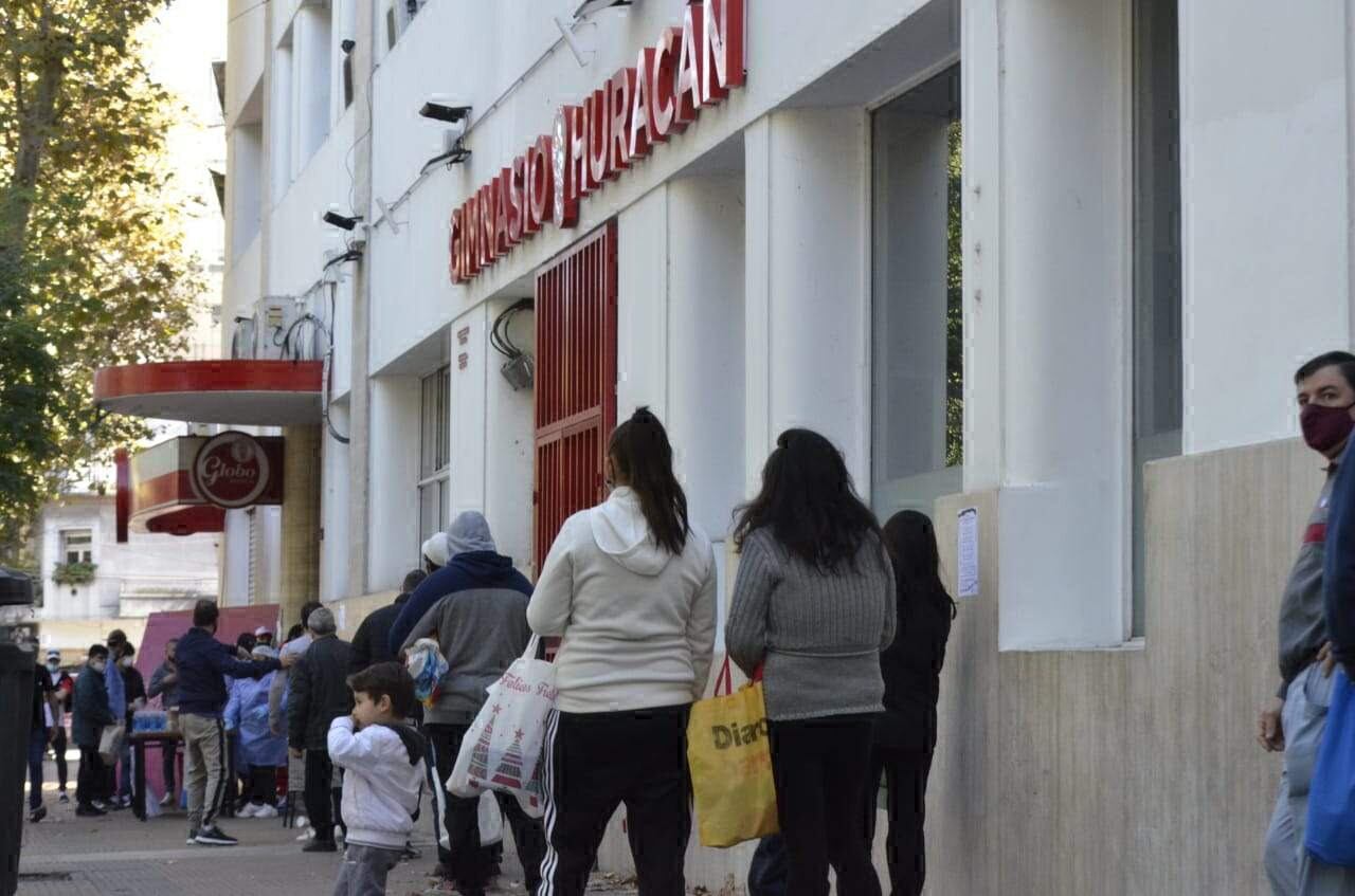La gente se acercó a solicitar comida en Huracán