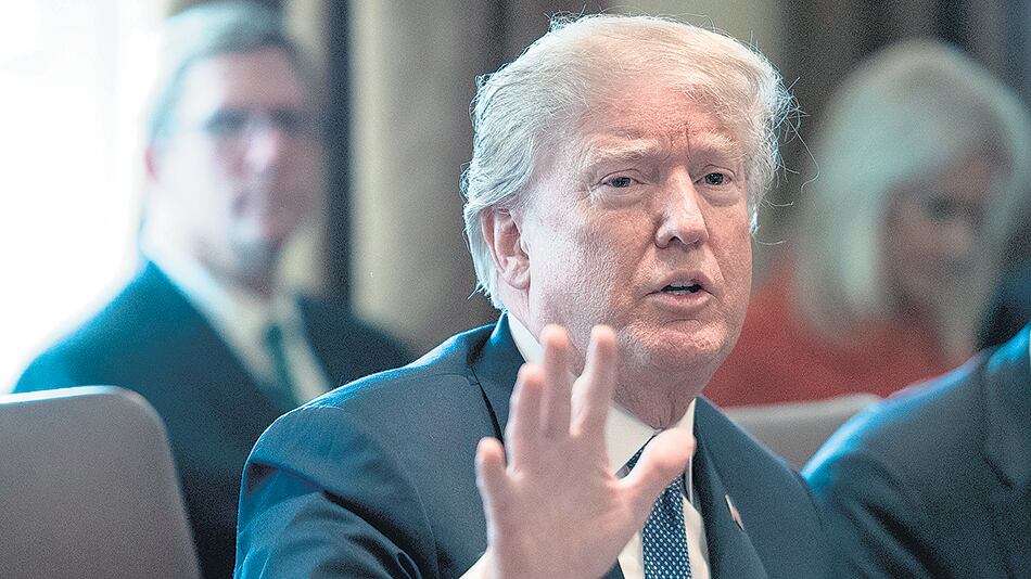 Hace un año Trump ordenó bombardear una base militar siria en respuesta a un ataque con gas sarín.