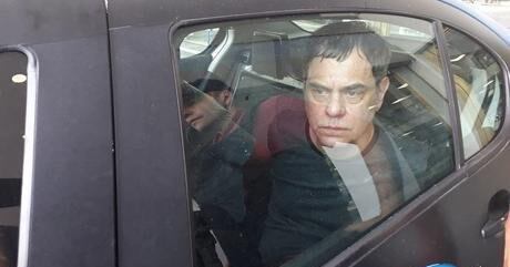 Pistonesi es llevado a una alcaldía tras su arresto.