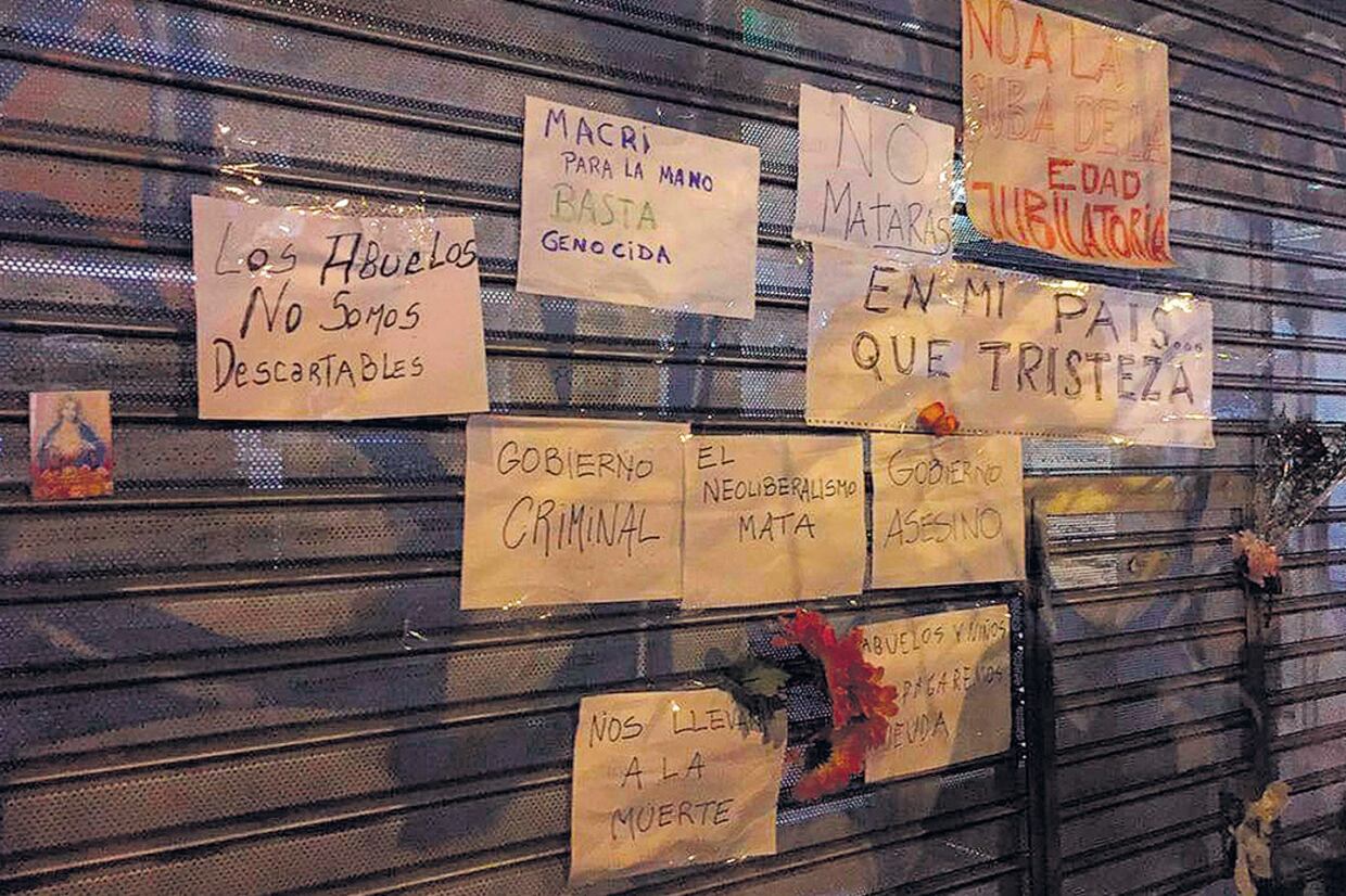 Anoche, numerosas personas se acercaron a la sede donde ocurrió el hecho para reclamar contra las políticas del Gobierno.