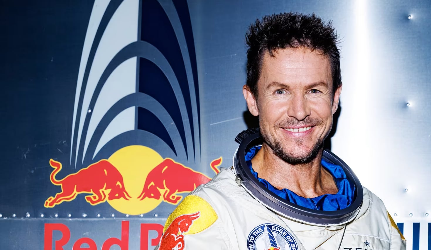 Nacido en Salzburgo en 1969, Baumgartner comenzó su carrera como paracaidista en el ejército austríaco, donde perfeccionó su técnica.