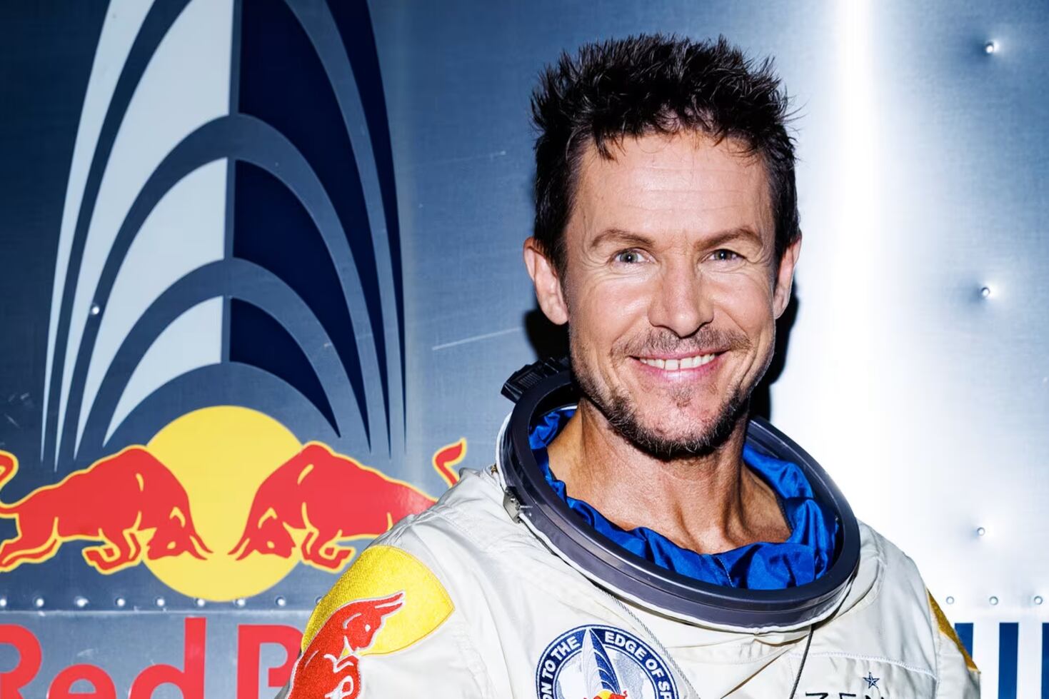 Nacido en Salzburgo en 1969, Baumgartner comenzó su carrera como paracaidista en el ejército austríaco, donde perfeccionó su técnica.