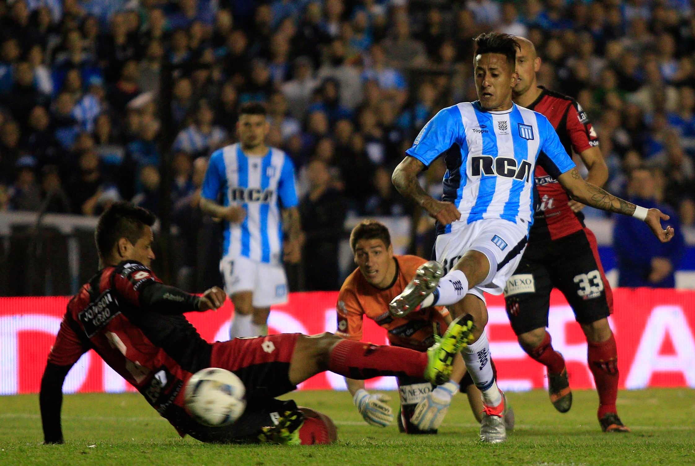 Rosales, durante su corta estadía en Racing, anotando justamente frente a Patronato.