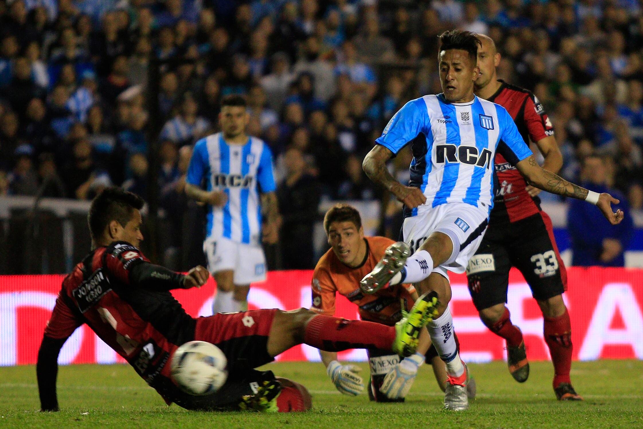 Rosales, durante su corta estadía en Racing, anotando justamente frente a Patronato.