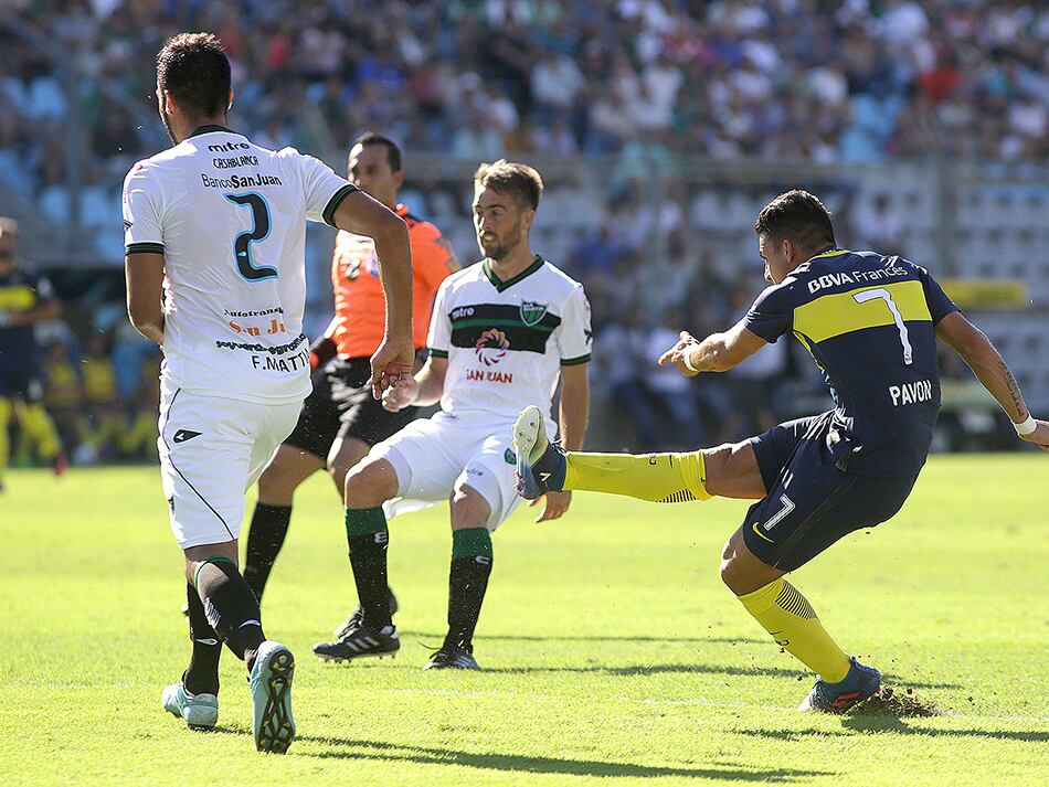 Cristian Pavón, que hasta esta acción apenas había participado del juego, despacha el derechazo para el 1-0 xeneize.