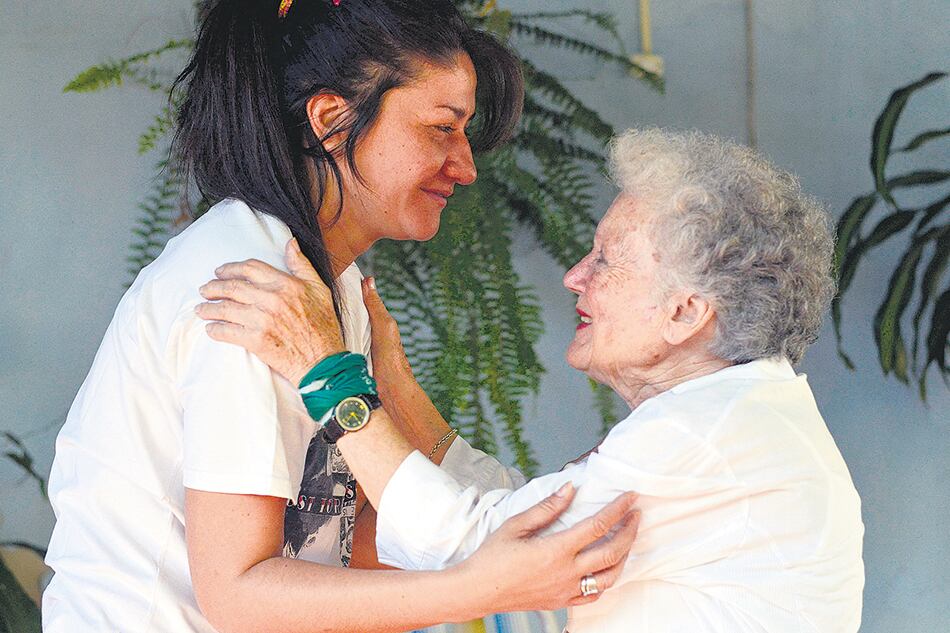 El abrazo entre las dos mujeres. “Me conmovió la mirada tan serena”, dijo Norita.