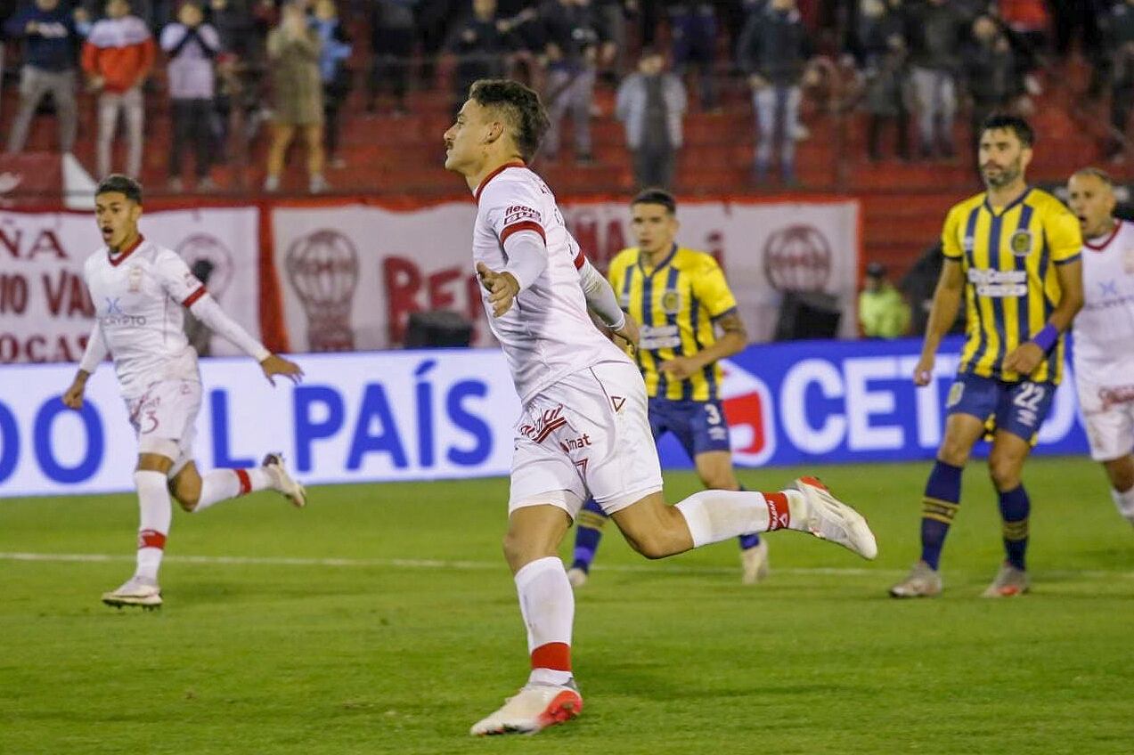 El Zorro Cóccaro festeja el gol de Huracán. Lleva 7 tantos en la Copa de la Liga