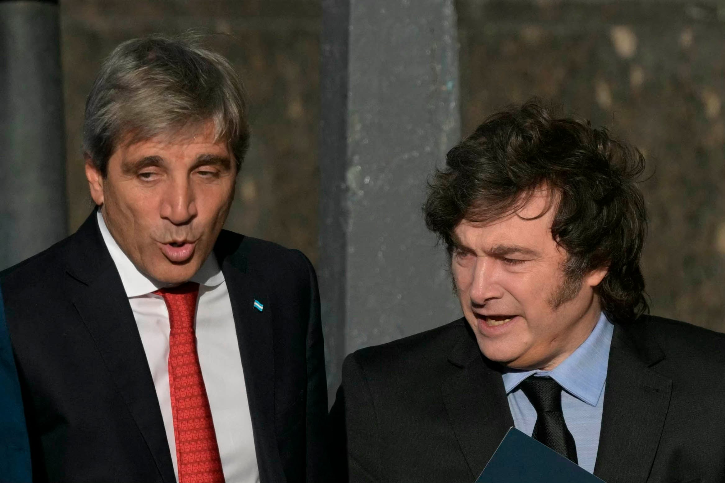 Luis Caputo y Javier Milei compiten en sus mensajes violentos contra los periodistas.