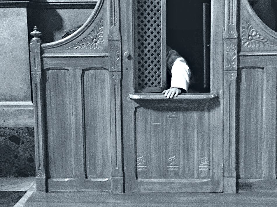 El secreto de confesión está dentro del orden de los secretos profesionales.