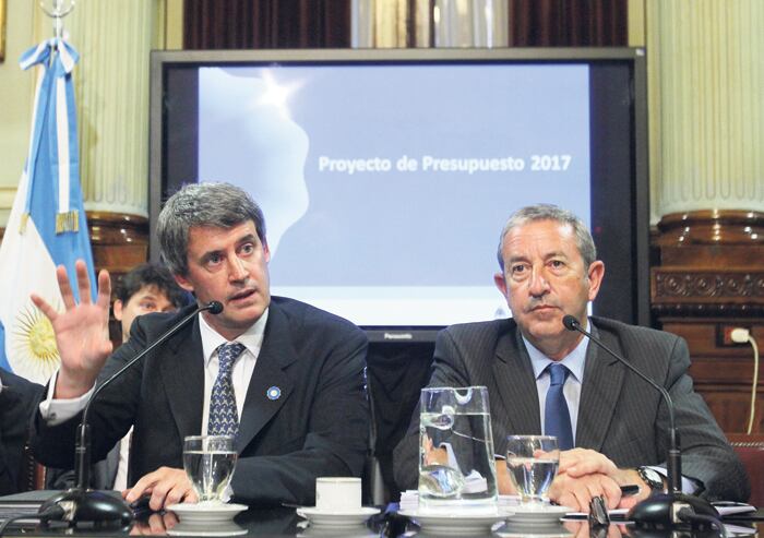 El ministro Prat-Gay, junto a Cobos: en septiembre prometió elevar el proyecto que nunca llegó.