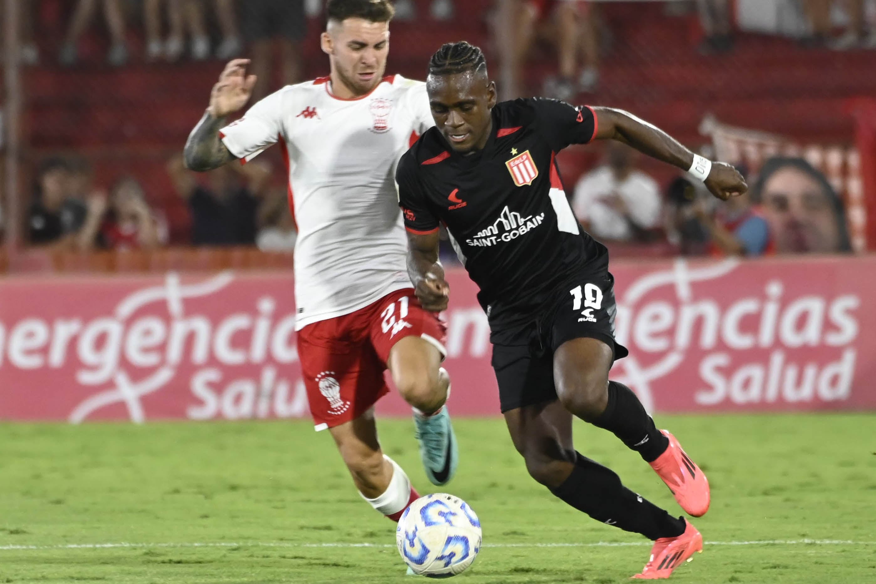 Cetré intenta escapar de la marca de Watson