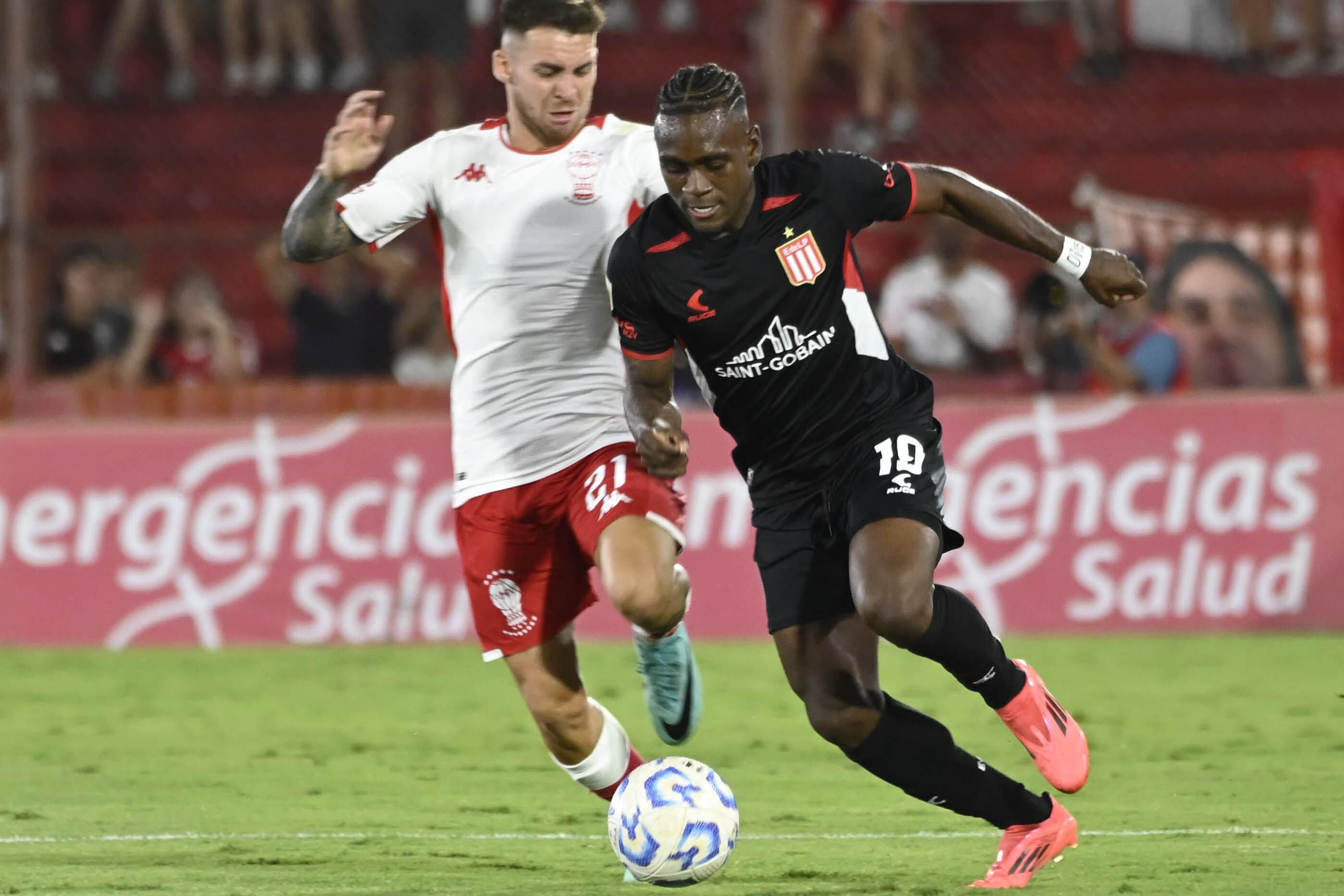 Cetré intenta escapar de la marca de Watson