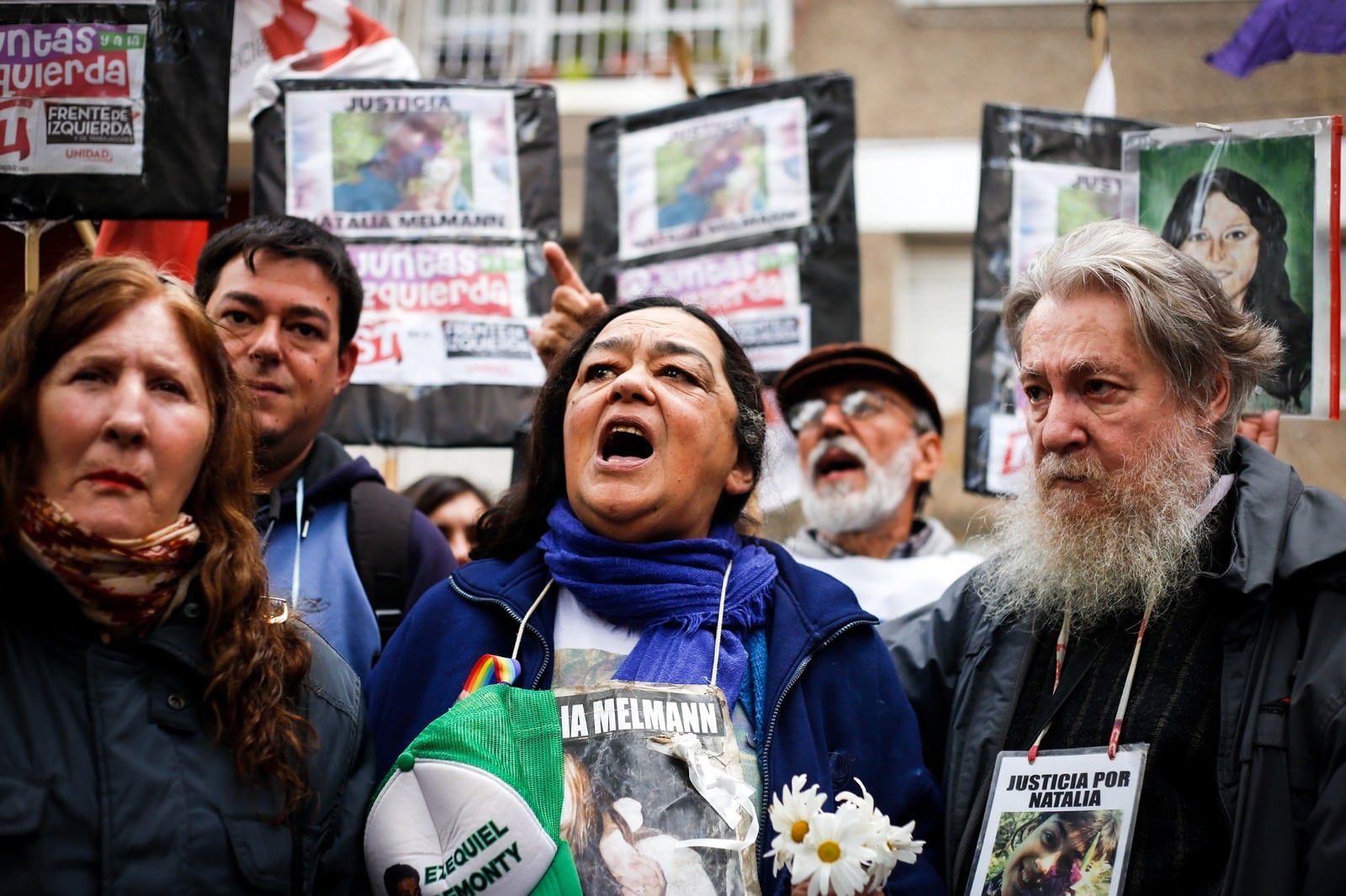 El grito de Laura Calampuca, la mirada pensativa de Gustavo Melmann.