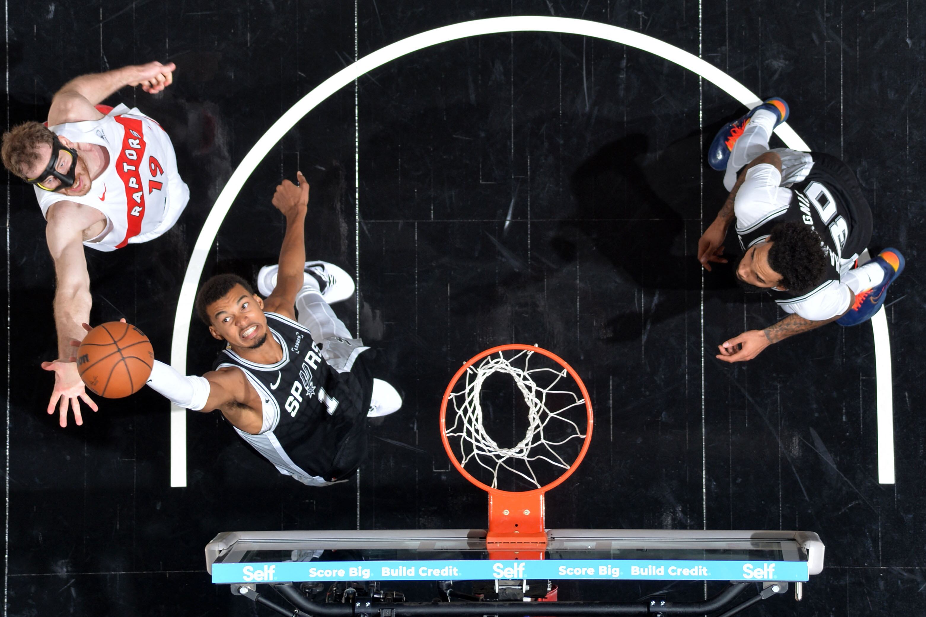 Wembanyama lucha por el rebote contra el austríaco Jakob Pöltl.